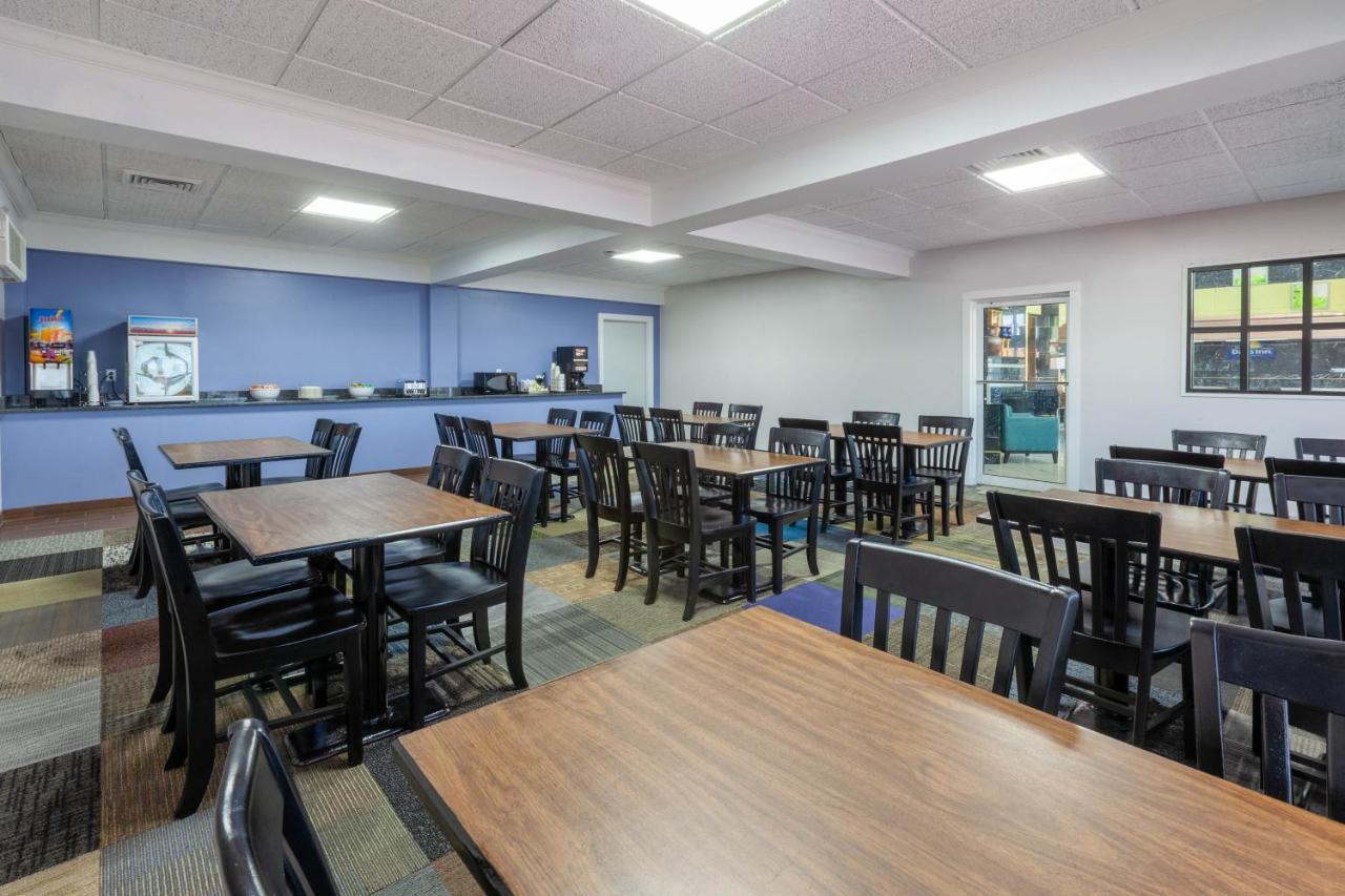 Days By Wyndham Cedar Point Hotel 4*