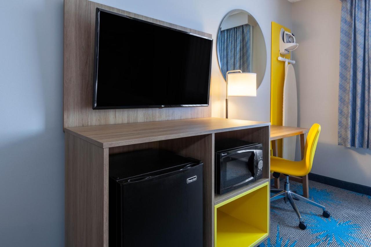 Days By Wyndham Cedar Point Hotel