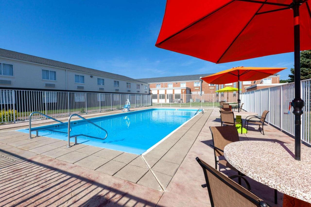 Days By Wyndham Cedar Point Hotel